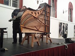 Zongoraszállítás a gödöllői kastélyból